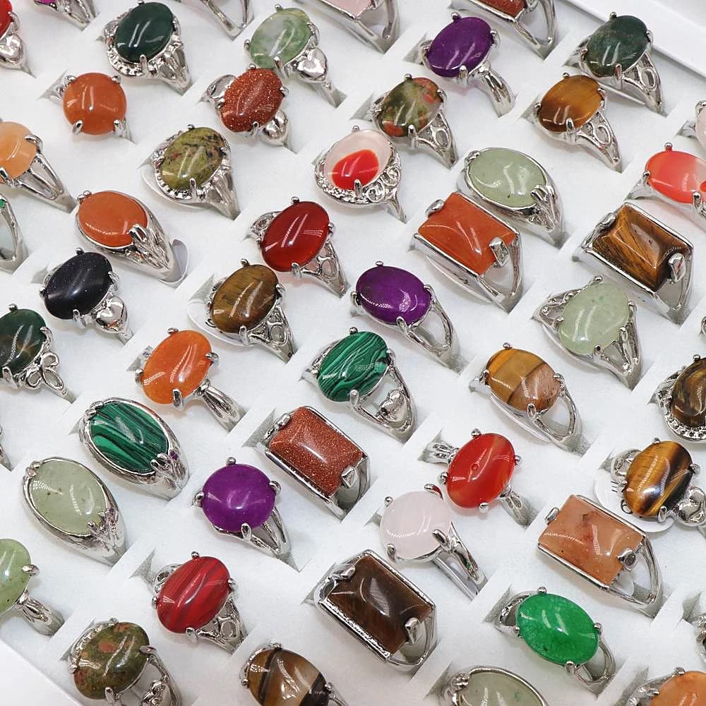 Ingrosso 100 Pezzi/Lotto Anelli in Lega con Pietre Naturali Colori Misti, Gioielli alla Moda per Donna, Anelli da Festa e Matrimonio in Confezione Espositiva