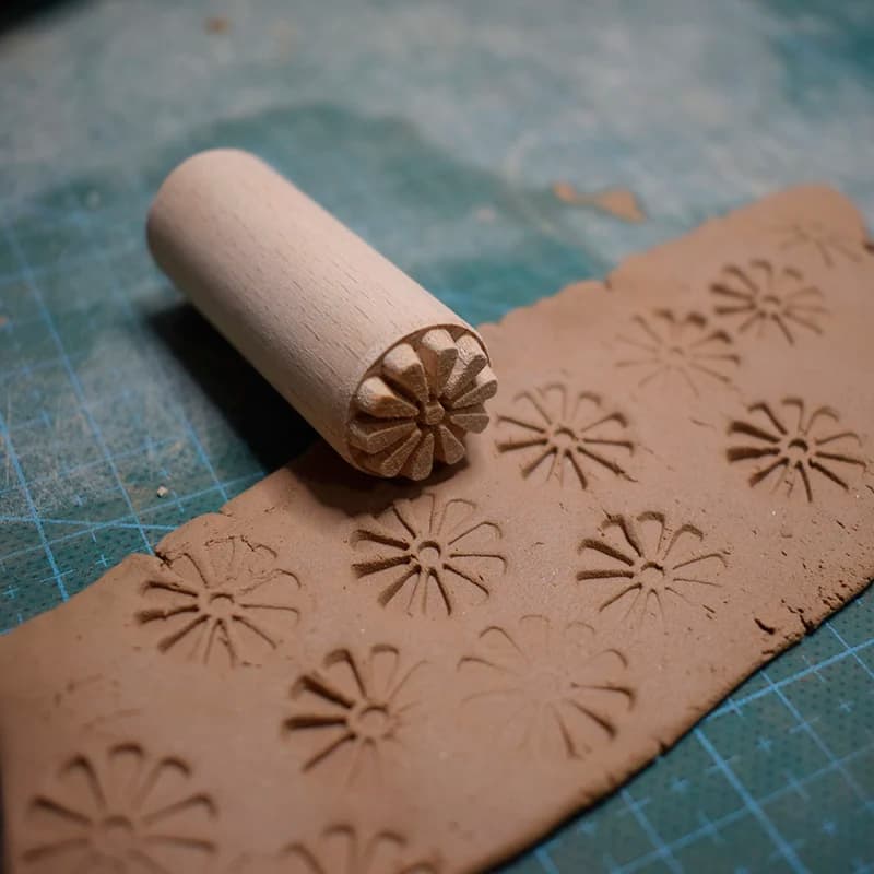 Mini strumenti di ceramica del bollo di legno del fiore di Daicy di 2cm, timbro del capitolo del blocco del modello del rilievo dell'argilla, rifornimenti di arte di struttura di ceramica