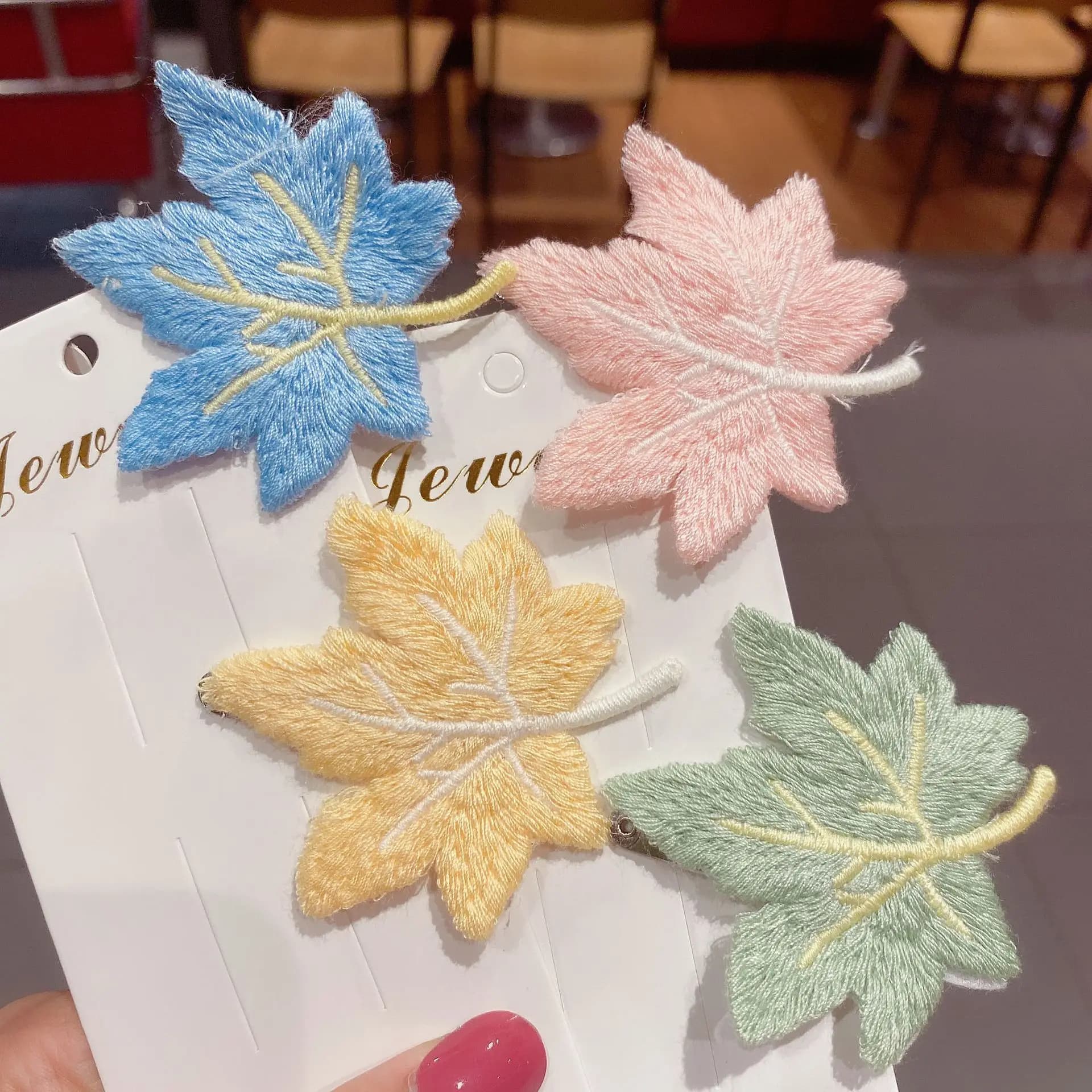 Unique Women Barrette Simple Exquisiteness Color Maple leaf Shape Hair Clip Girls Simple Side Clip Headdress Styling Tool