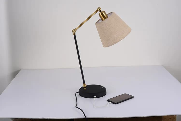 Lampada da scrivania USB in metallo Lampada da tavolo con paralume in tessuto semplice nordico per sala lettura Luci da tavolo con caricatore USB Lampada da tavolo decorativa a LED