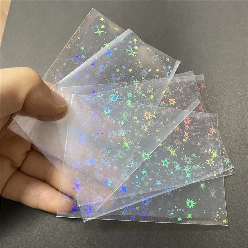 50 pz/lotto 65*90 MILLIMETRI Piccole Stelle Laser Lampeggiante Manicotti di Carta di Protezione Per La Magia PKM FAB Titolare Carte Pellicola di Lamina Olografica