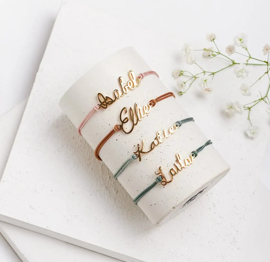 Nome personalizzato in acciaio inossidabile in diversi braccialetti con caratteri nome personalizzato braccialetti con coppia di corde colorate per regalo di uomini e donne