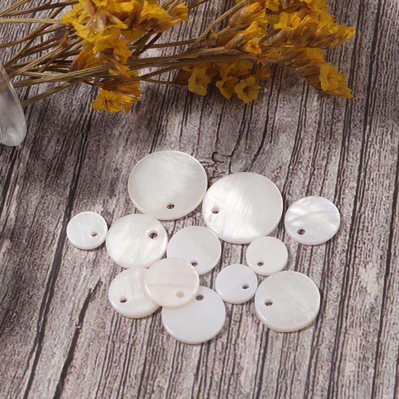30 pz/lotto ciondolo conchiglia d'acqua dolce piatto rotondo con bianco per la decorazione della collana braccialetto orecchino fai da te