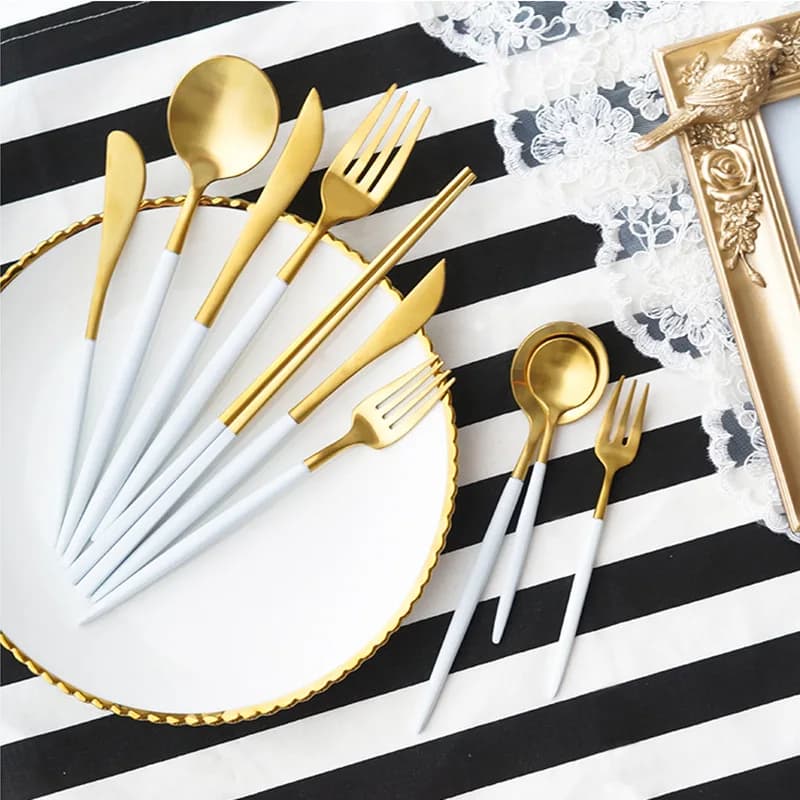 Set of tableware in gold silverware material Set of cutlery in stainless steel 304 Set of kitchen dishes knife spoon wands white western