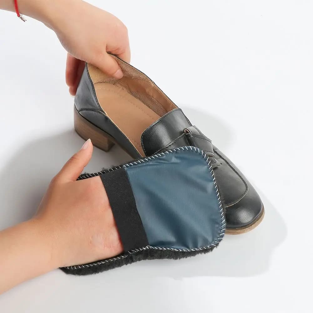 Kit di Pulizia per Scarpe e Borse: Spazzole, Guanti e Panni per la Cura delle Calzature