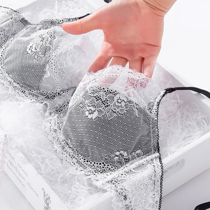 Reggiseno in pizzo trasparente Ultra sottile con ricamo Top femminile Push Up reggiseni Lingerie Sexy per donna reggiseni intimo taglie forti siere C D Cup