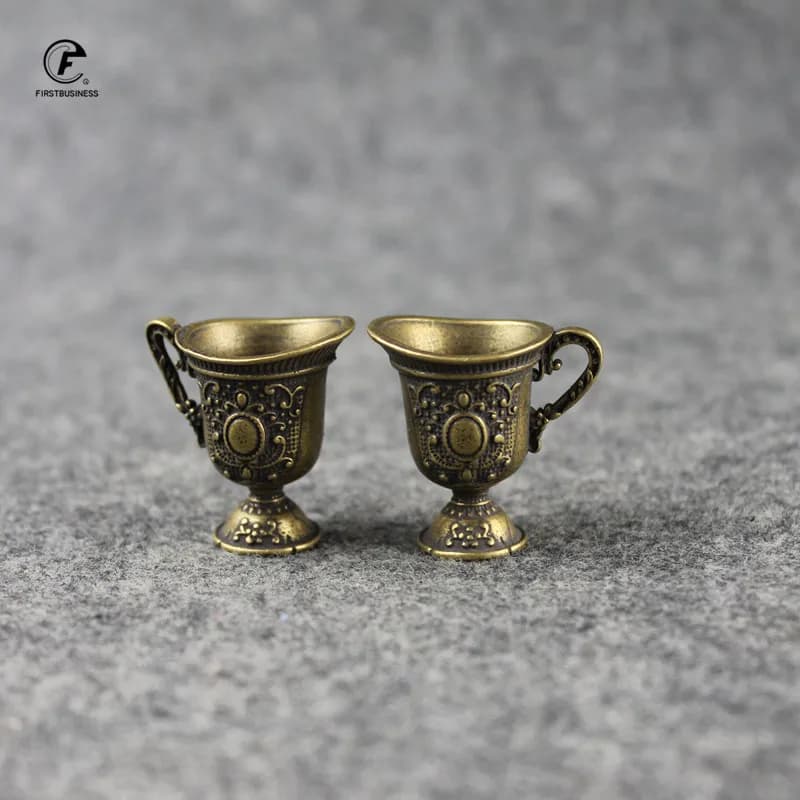 Palazzo in ottone antico Decorazioni per bicchieri da vino piccoli Bronzo massiccio intagliato Calice da corte Winecup Ornamenti da tavolo Portachiavi Pendenti
