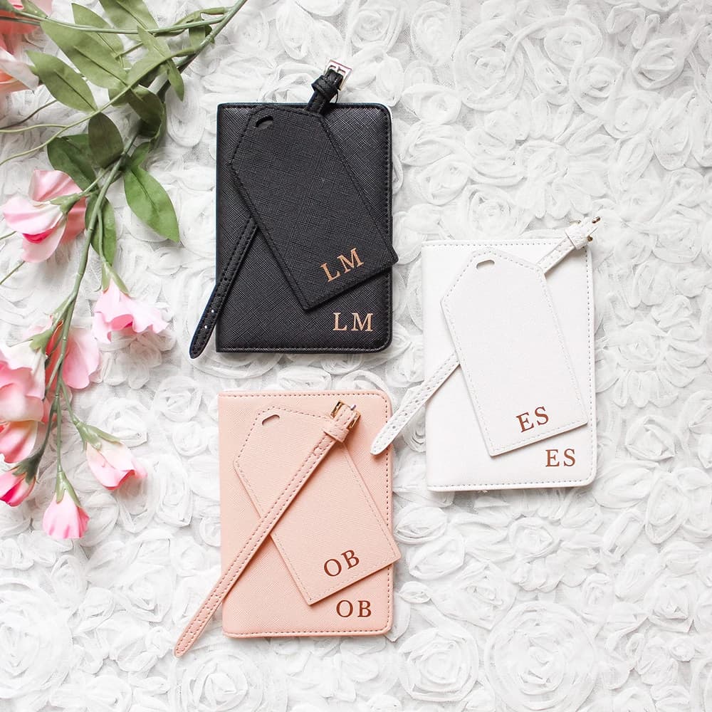 Porta passaporto personalizzato e etichetta per bagagli set da viaggio in pelle personalizza la copertina del passaporto sposa damigella d'onore luna di miele Mr Mrs Gift