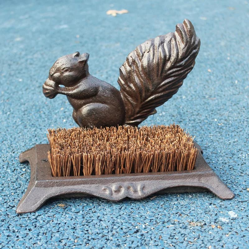 Nutkin The Squirrel Spazzola per stivali in ghisa Statua di riccio rustico antico Scarpe per tutte le stagioni Raschietto Figurine di animali in metallo fatte a mano