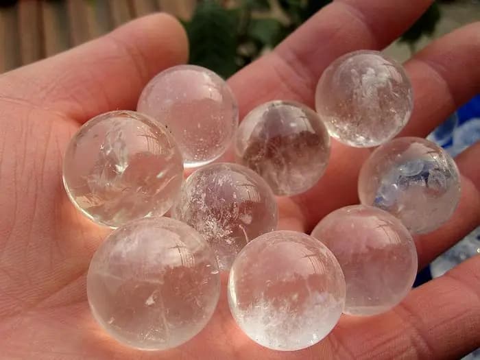 Sfera di quarzo trasparente naturale all'ingrosso 1 pz Decorazione di cristallo di roccia Pietra di guarigione Gemma 25mm-60mm Dimensioni bellissime