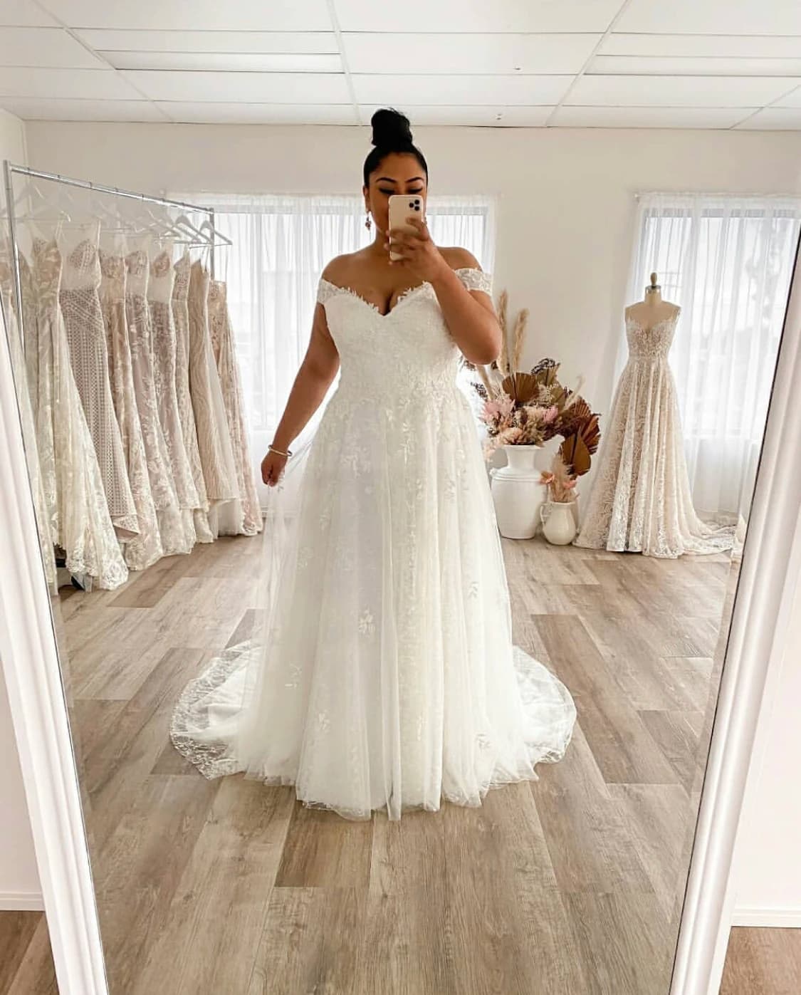 Custom wedding dress with trapeze lace applications with uncovered shoulders Backless tulle wedding dress Robe De Mariée Orienta Made to measure