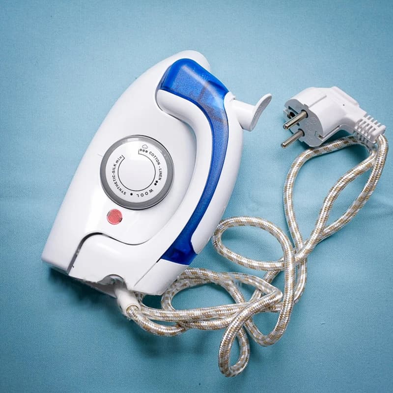 Mini ferro da stiro elettrico portatile pieghevole da 700 W per indumenti da viaggio con controllo della temperatura della piastra di base a 3 marce