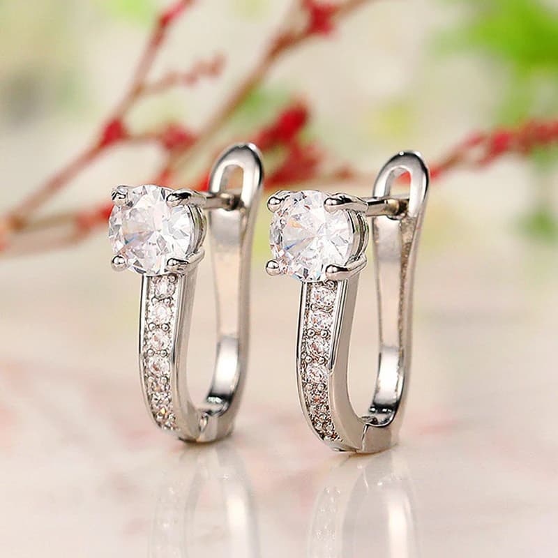 Orecchini a cerchio Huitan U orecchini a cerchio in cristallo con zirconi cubici di tendenza per le donne Design semplice gioielli di moda da donna versatili