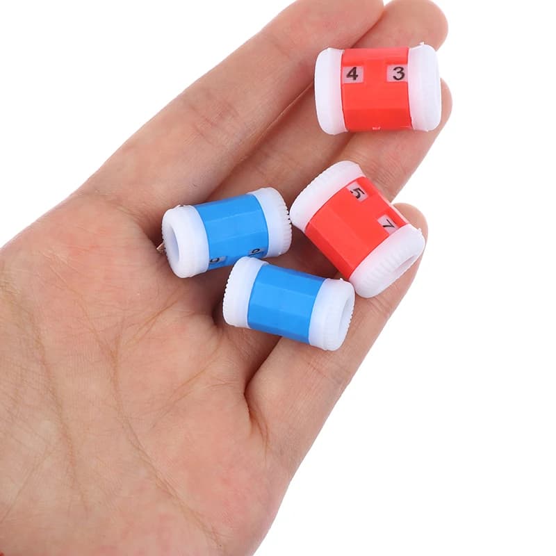 2 grande Rosso + 2 Piccolo di Plastica Blu Maglia di Lavoro A Maglia Aghi Row Contatore (di Grandi Dimensioni 2.2*1.5 centimetri + piccolo 2.2*1.2 centimetri)