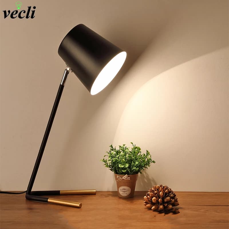 Lampada da tavolo in ferro nordico semplice lampada da scrivania moderna in campagna LED E27 nero bianco per studio camera da letto salotto libreria lettura Hotel