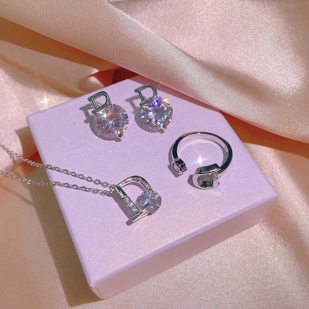 Design unico artigianale intarsiato in argento tondo cristallo lettera D set di orecchini ad anello aperto di lusso ad alto senso leggero
