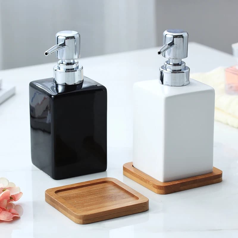 Dispenser per emulsione in ceramica da 320 ml Bottiglia bianca nera Bottiglia di disinfettante per le mani in gel doccia per hotel con vassoio in bambù per cucina