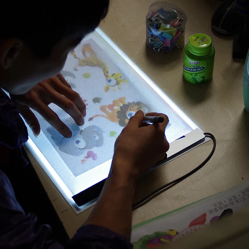 Tavoletta da disegno con luce a LED per bambini A4 Magic Pad Schizzo Segno Specchio Copia Tablet Scheda di tracciamento del flusso d'aria con regolazione digitale per bambini