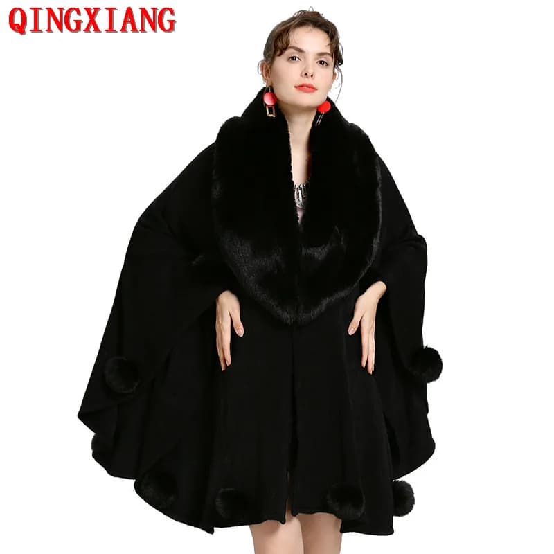 Mantelle a pendolo grande da donna Poncho scialle con palla di pelo invernale maglione lavorato a maglia oversize grande Cardigan con collo in pelliccia di volpe sintetica soprabito con Pompon