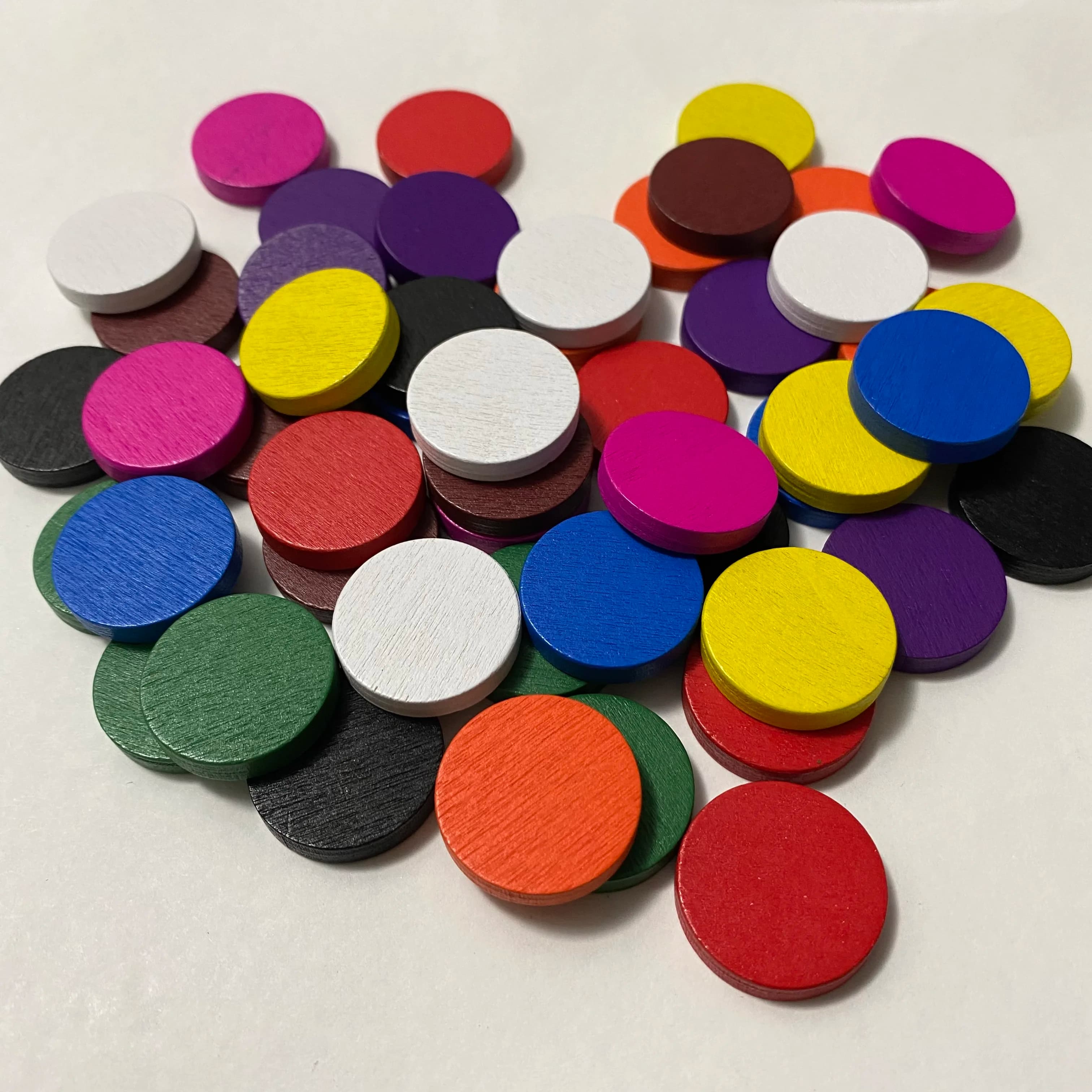 50 Pezzi 25*5mm Colorato Cerchio di Legno Piatto Chip Puzzle Pezzi degli Scacchi Per Accessori del Gioco Da Tavolo 10 Colori