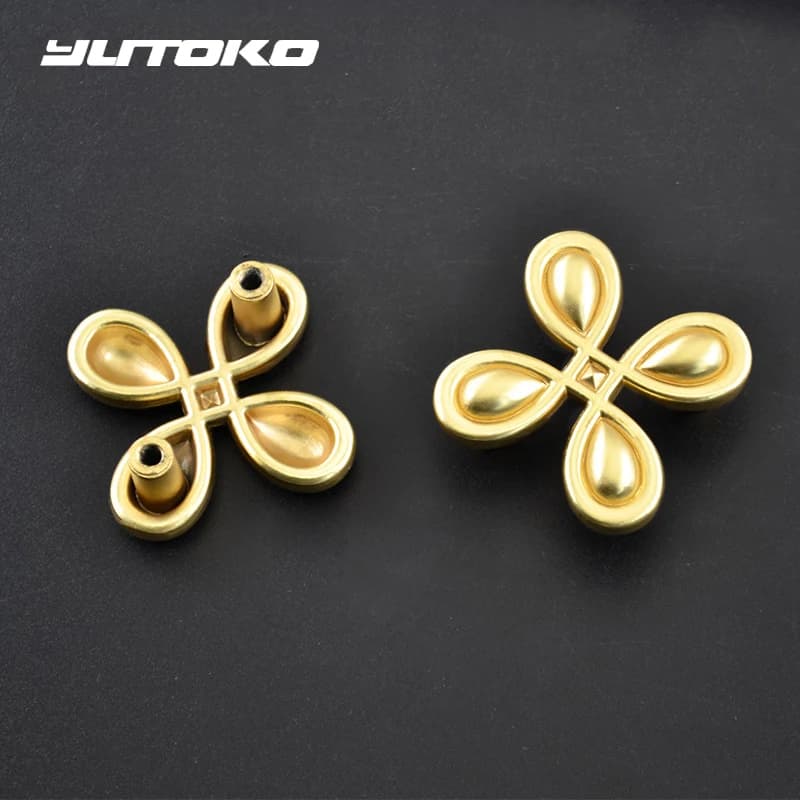 Yutoko Oro Quadrifoglio Forma 32mm Manopole per porte dell'armadio Maniglie Maniglie per mobili Armadio Guardaroba Cassetto Tira Hardware G40