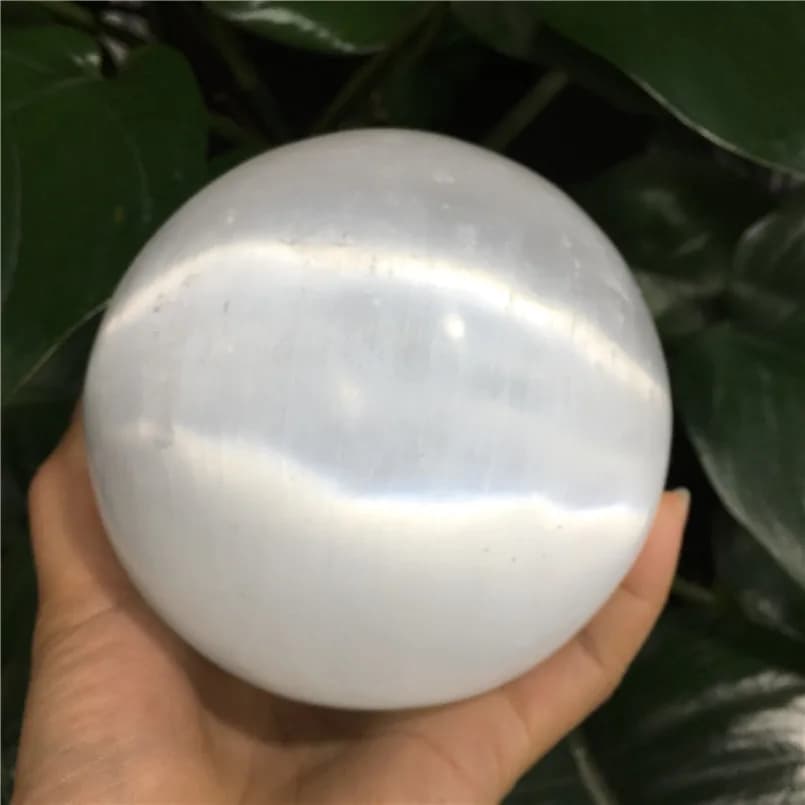 Regalo bianco naturale del massaggiatore curativo di Reiki Chakra di Reiki Chakra della pietra preziosa di energia di cristallo della sfera della sfera di cristallo del gesso Flash