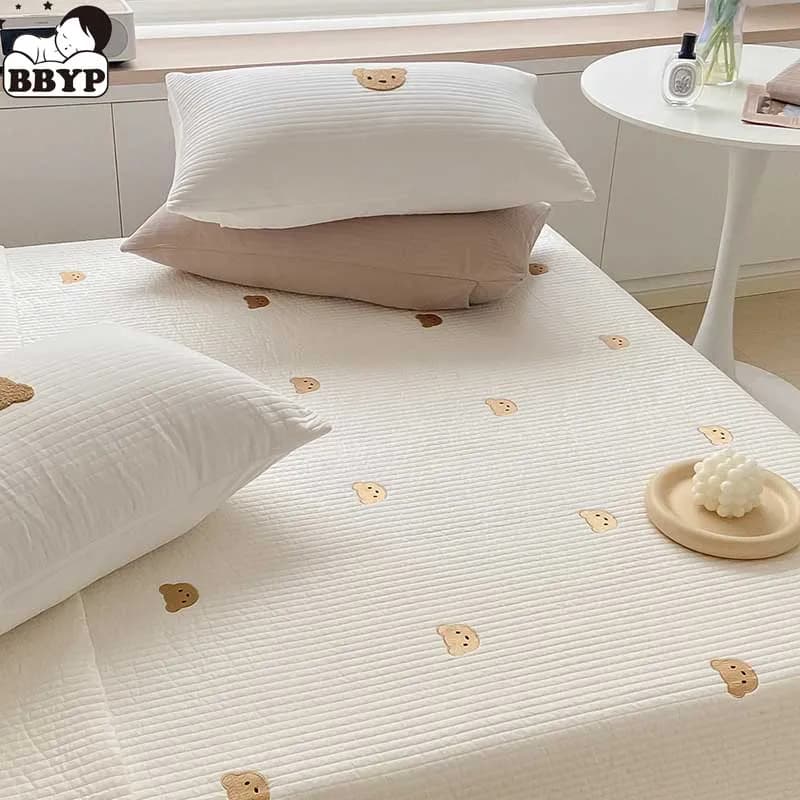 Lenzuolo con orso cartone animato ricamato Tessuto trapuntato in cotone per bambini Lettino trapuntato a prova di rughe Spread Adorabile materasso per bambini