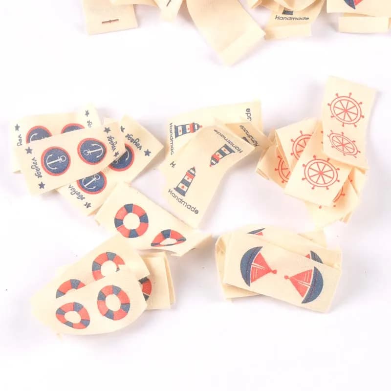 50pcs Della Miscela Beige Stampato Etichette Tessute Per Abbigliamento Etichetta di Cura Forniture Per Cucire Scarpe Borsa Lavabile Cartellini Per Indumenti Fai Da Te ACCESSORI c2394