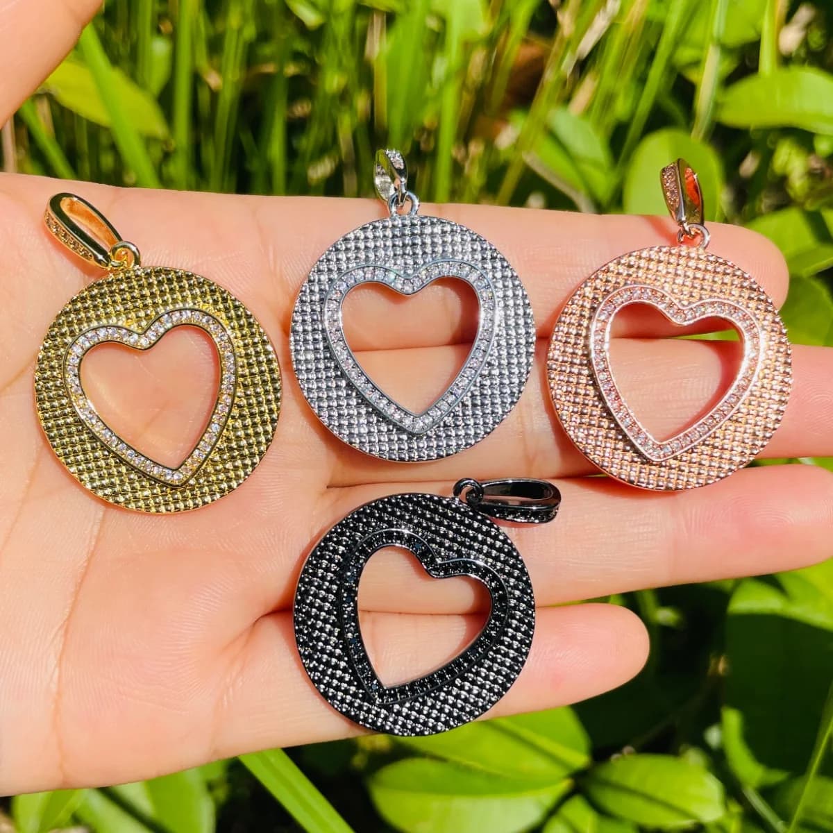 5 pezzi di ciondolo a forma di cuore cavo placcato in oro con zirconi pavimentati, ciondolo squisito per bracciale da donna, collana da uomo, creazione di gioielli