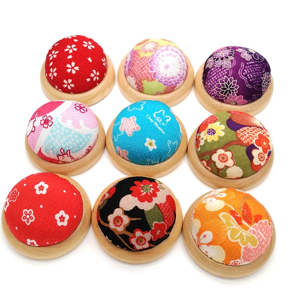 VENDITE CALDE!!! Fondo in legno di Base Ago Spille Cuscino Cuscino Mestiere di Cucito Punto FAI DA TE Holder Strumento Simpatico Cuscino Ago Colore Casuale