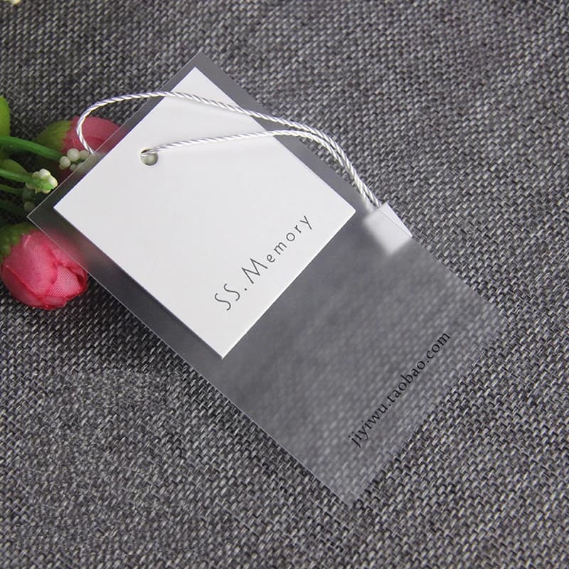 Etichette per indumenti personalizzate da 1000 pezzi Etichette per abbigliamento Etichette vuote trasparenti in PVC bianco nero Cartoncino Hangtags Etichetta di carta Karft