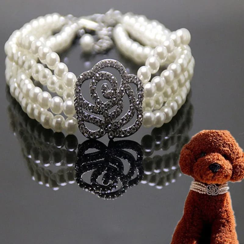 Collare per cani di lusso Collana di fiori Quattro file di perle Accessori per cani con diamanti Collari a catena con strass per la decorazione del collo del cane 20/25/30 cm