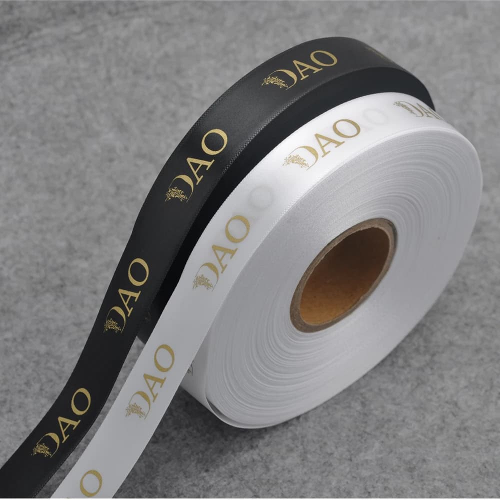 1000 pz/rotolo Design PERSONALIZZATO POLIESTER Stampa di Seta Etichette Nastri Metallico Colore Oro Nastro di Raso Abbigliamento Regali Nastri LBR-003