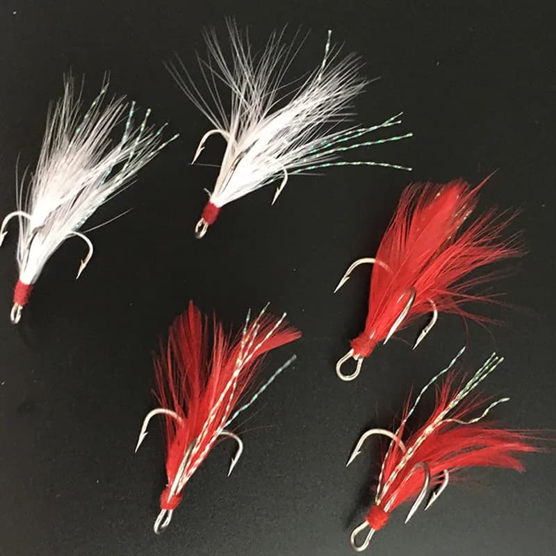 Amo da pesca Treble Lure Red White Feather Fishhook Base rotonda ganci misura 2 #4 #6 #8 #10 # lotto 5 pezzi