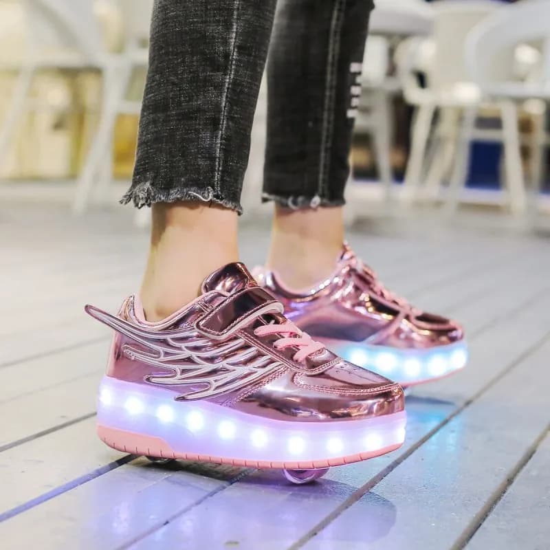 2025 Pattini a rotelle Carica USB Scarpe da ginnastica per bambini Ragazzo Ragazze Regalo Scarpe leggere a led con 2 ruote Scarpe sportive da volo convertibili Flash