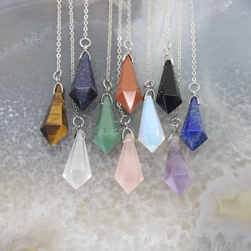 Pendolo curativo con opale in pietra naturale, guarigione Reiki con gemma per gioielli con collana con ciondolo al quarzo esagonale spirituale con cono da divinazione