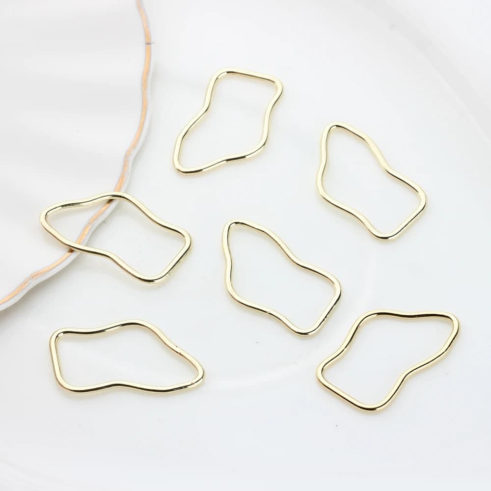 10 pz/lotto in lega di zinco oro anello geometrico ciondolo in metallo Hollow Charms d'oro castone impostazione resina UV Charms accessori gioielli