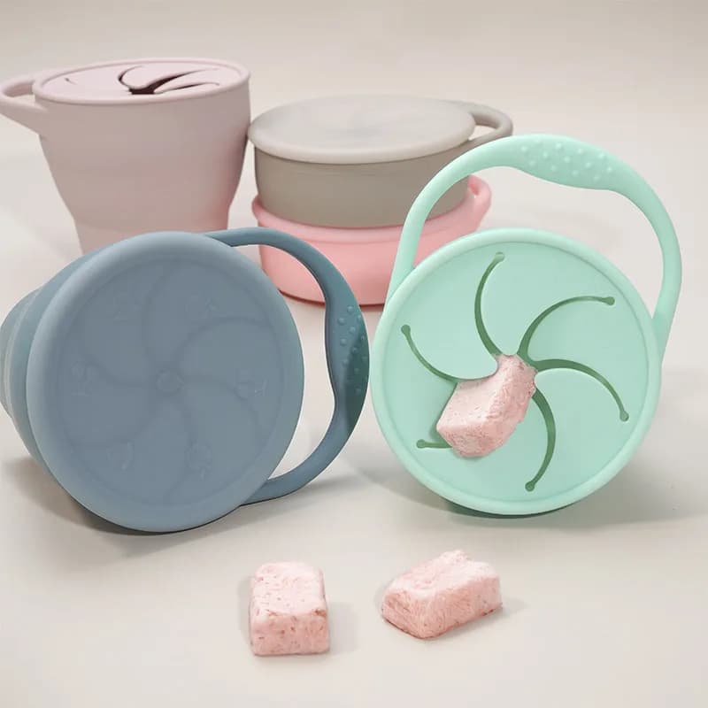 Contenitore in silicone approvato sicuro per alimenti al 100% per piccoli oggetti Tazza per snack alla moda Tazza per alimenti portatile con coperchio Accessori per bambini
