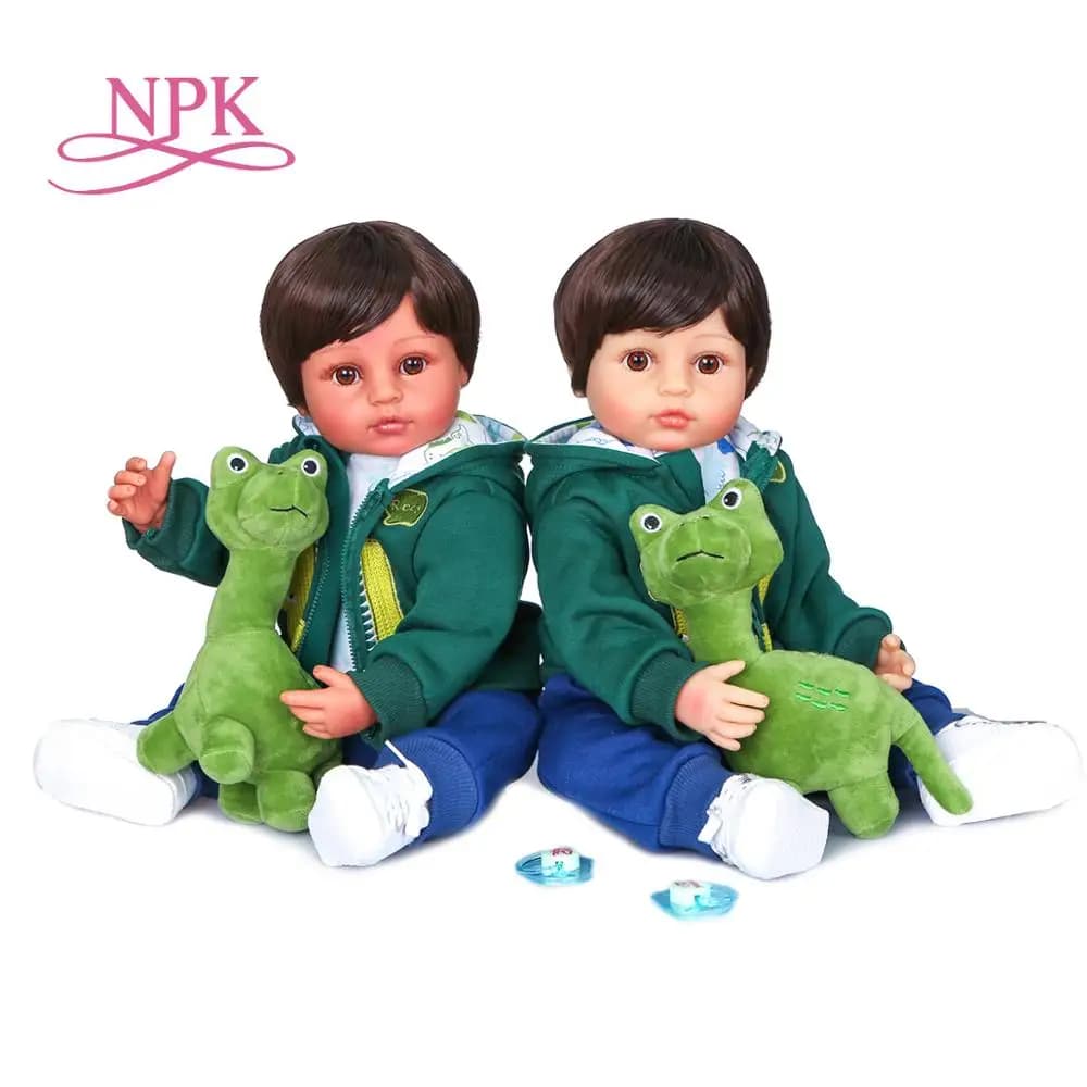 Bambola da bambino rinata in silicone per tutto il corpo da 55 cm NPK, vestiti verdi originali, giocattolo da bagno flessibile e morbido al tatto per bambini