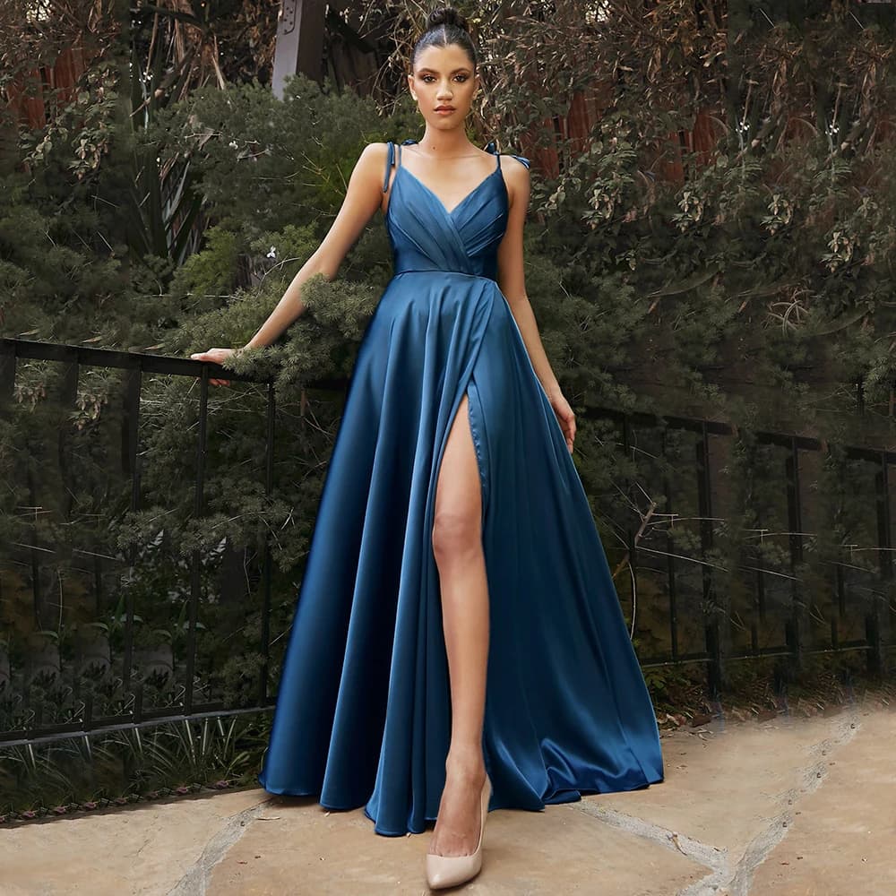 Abiti da ballo classici in raso con scollo a V blu scuro Cinghie per spaghetti Pieghe Spacco laterale Abiti da sera a-line personalizzati Abito da damigella d'onore