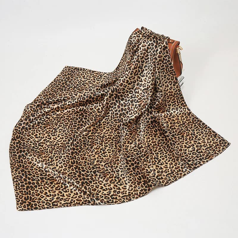 Sciarpe di seta da donna di lusso scialli quadrati Lady Bandana moda stampa leopardo sciarpe Hijab fazzoletto da collo femminile avvolge la testa Foulard