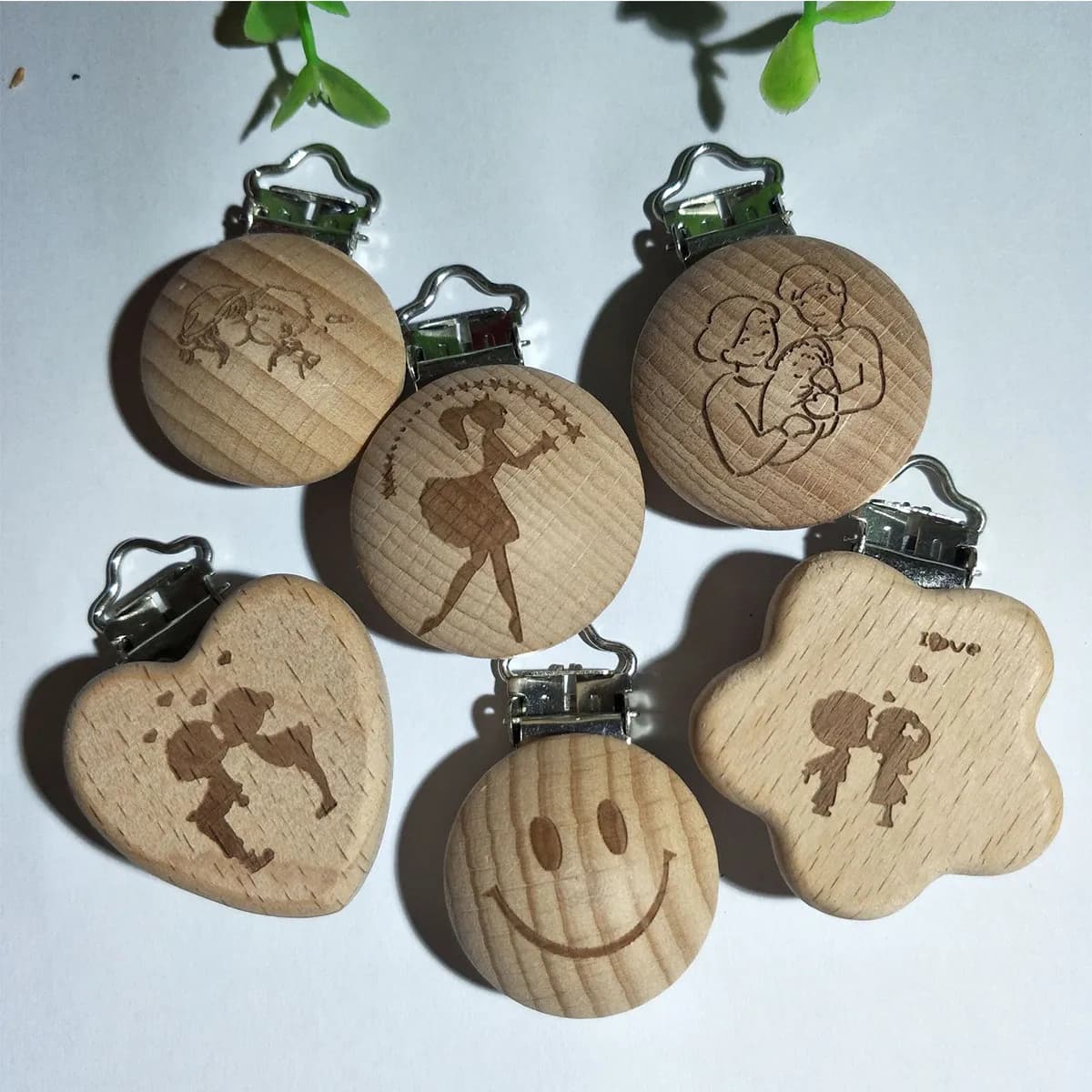 Clip per capezzoli personalizzata Logo stampato al laser Clip per ciuccio in legno di faggio Catena per massaggiagengive Clip per succhietto per neonati Giocattolo Strumento per tenere la dentizione fai-da-te