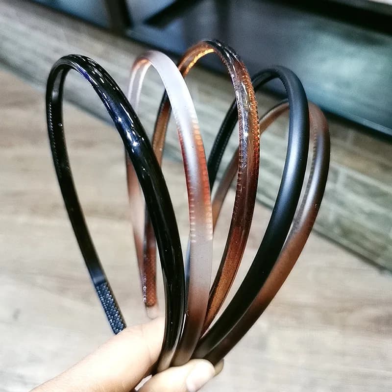 Donne Classico Nero Marrone Fasce di Plastica Sottile Pianura Opaco di Colore Brillante Hairbands antiscivolo Cerchio Dei Capelli Per Tutti I Giorni di Usura