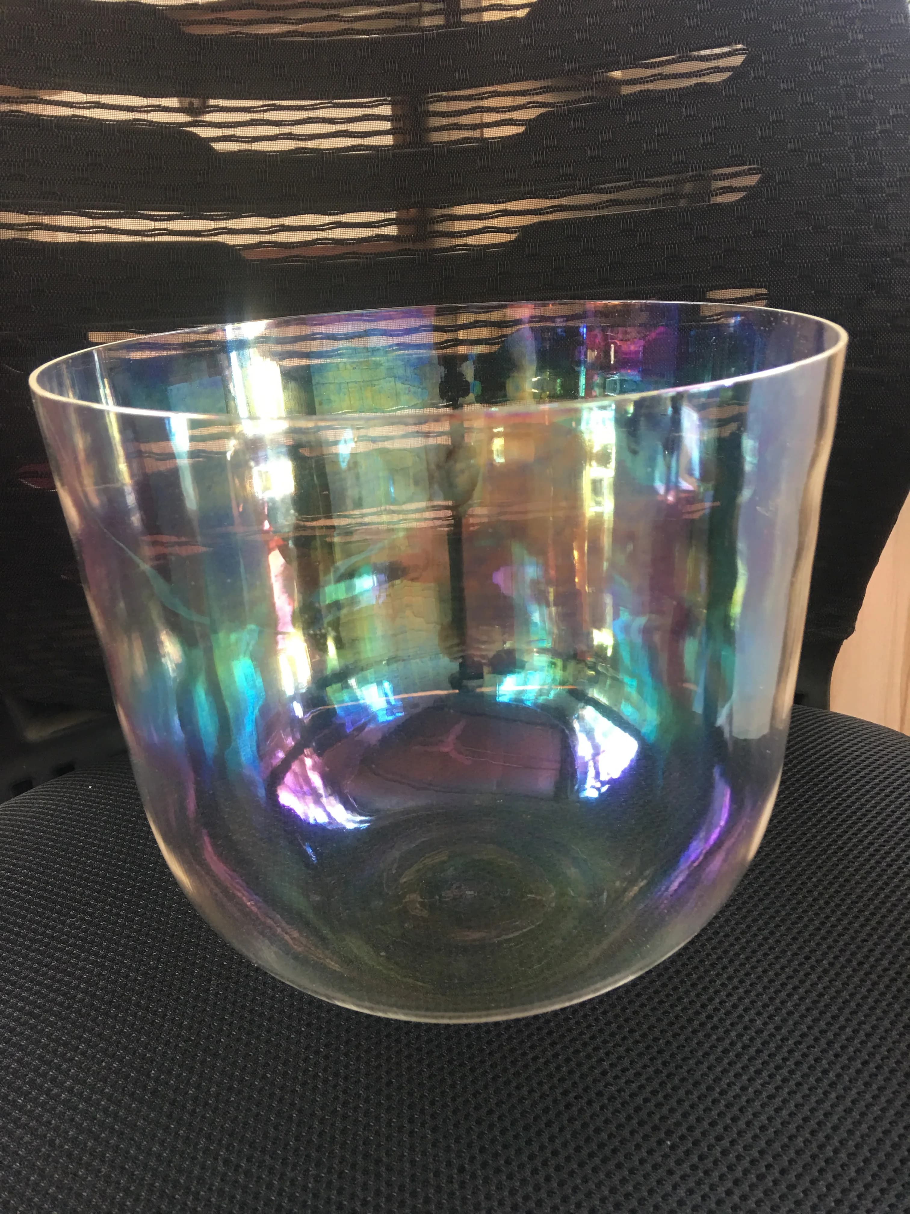 About 7" perfect pitch 432hz A note Third Eye or A# Pineal chakra magic clear color crystal singing bowl for sound healing.