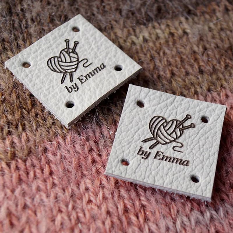 30 pezzi Personalizza etichette da cucito per vestiti per maglieria Etichette in pelle fatte a mano con logo del marchio Etichetta artigianale all'uncinetto incisa quadrata