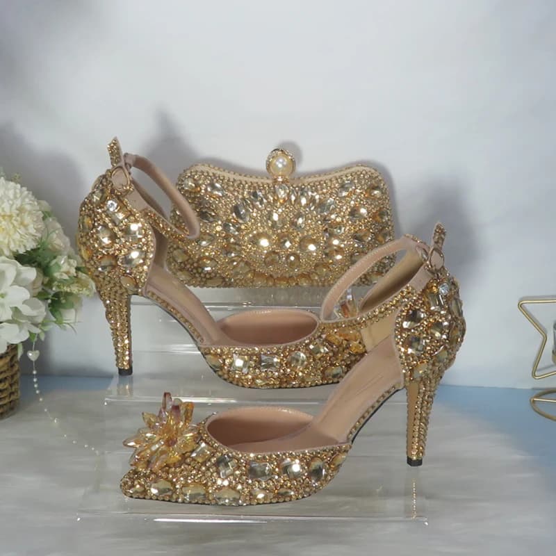 2021Nuove scarpe da sposa da sposa in cristallo dorato con borse abbinate Scarpe da sera da donna con cinturino alla caviglia con strass e tacchi alti