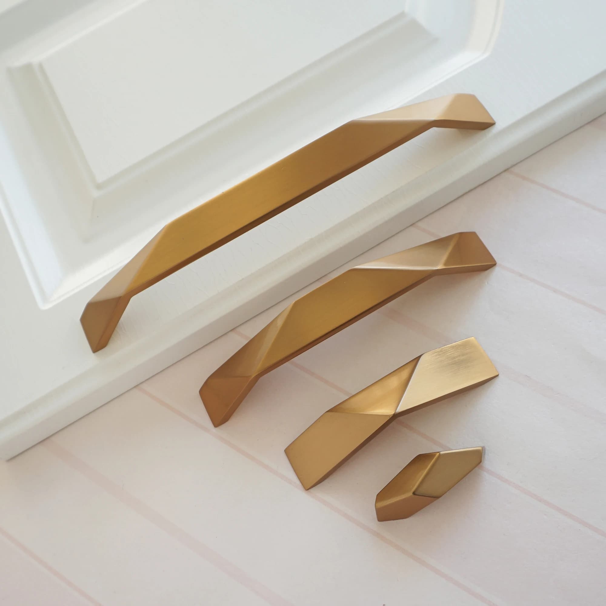Maniglie per mobili da cucina in oro champagne Maniglia per mobili lunghe in lega di zinco Maniglie per guardaroba semplici e moderne Maniglie per porte Hardware