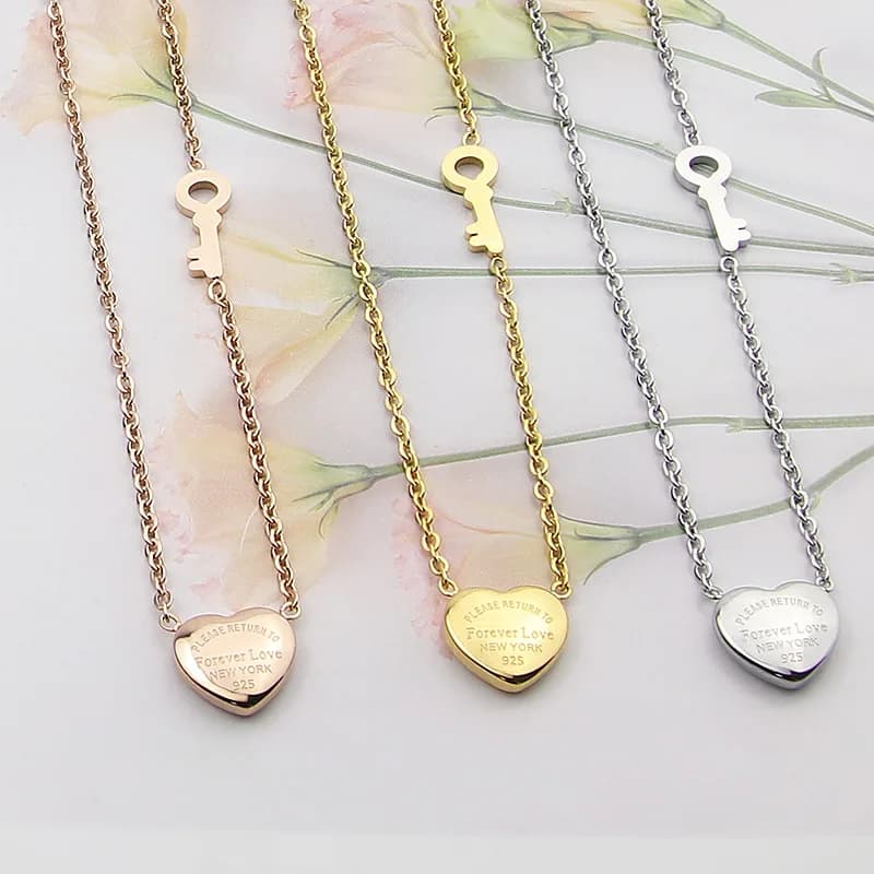 Collana con chiave a forma di cuore di pesca in acciaio al titanio Forever Love Collana con chiave a forma di cuore Collana con clavicola di gioielli di moda