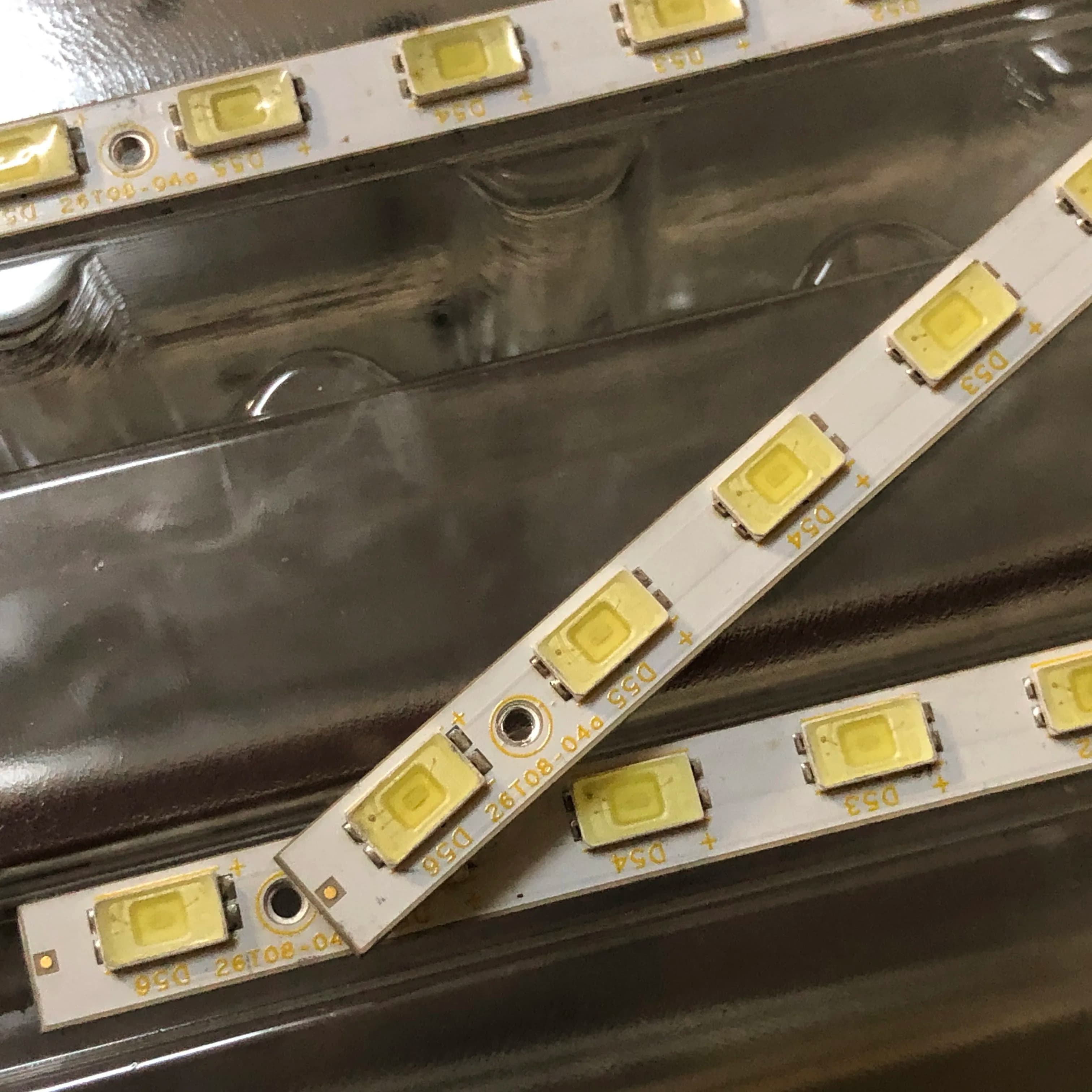 59CM LED Strip 56lamps 26T08-04a For LED26760X LED26860IX LT26830X L26F3200B L26E5200BD L26P11 L26P11BDE T260XW06 V.2