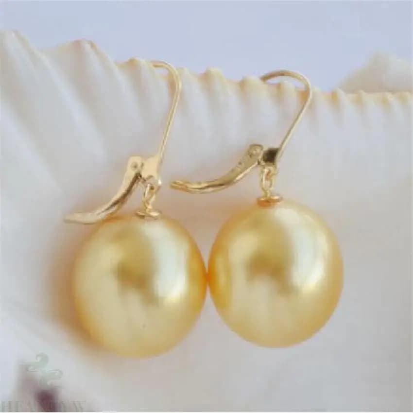 Orecchini di perle naturali di conchiglia del mare del sud da 16 mm in oro 14 carati Impeccabili Aurora Dangler